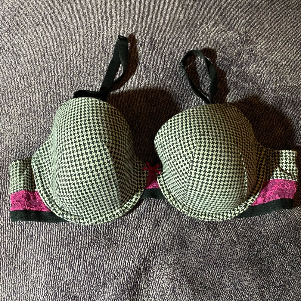 🌟 Sale! Super cute Black & white bra w/ fuchsia lace